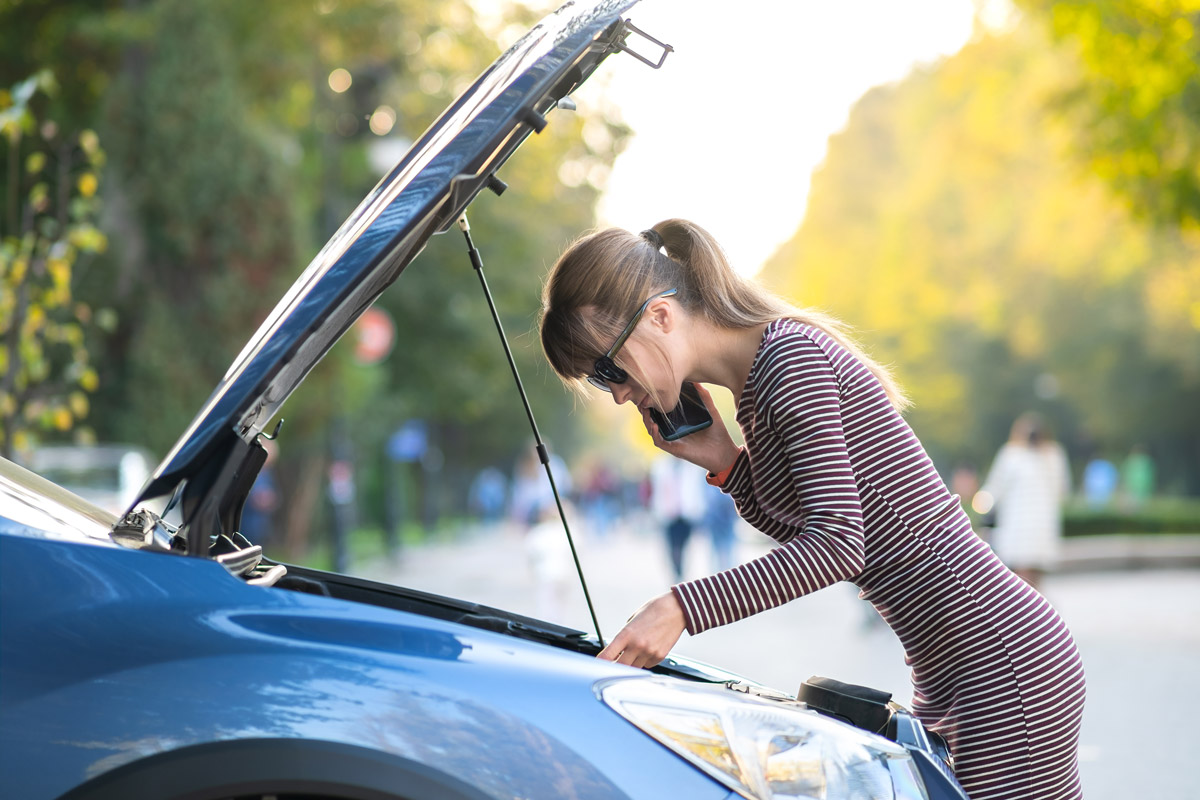 Молодая женщина звонит в компанию  AH Assistance
